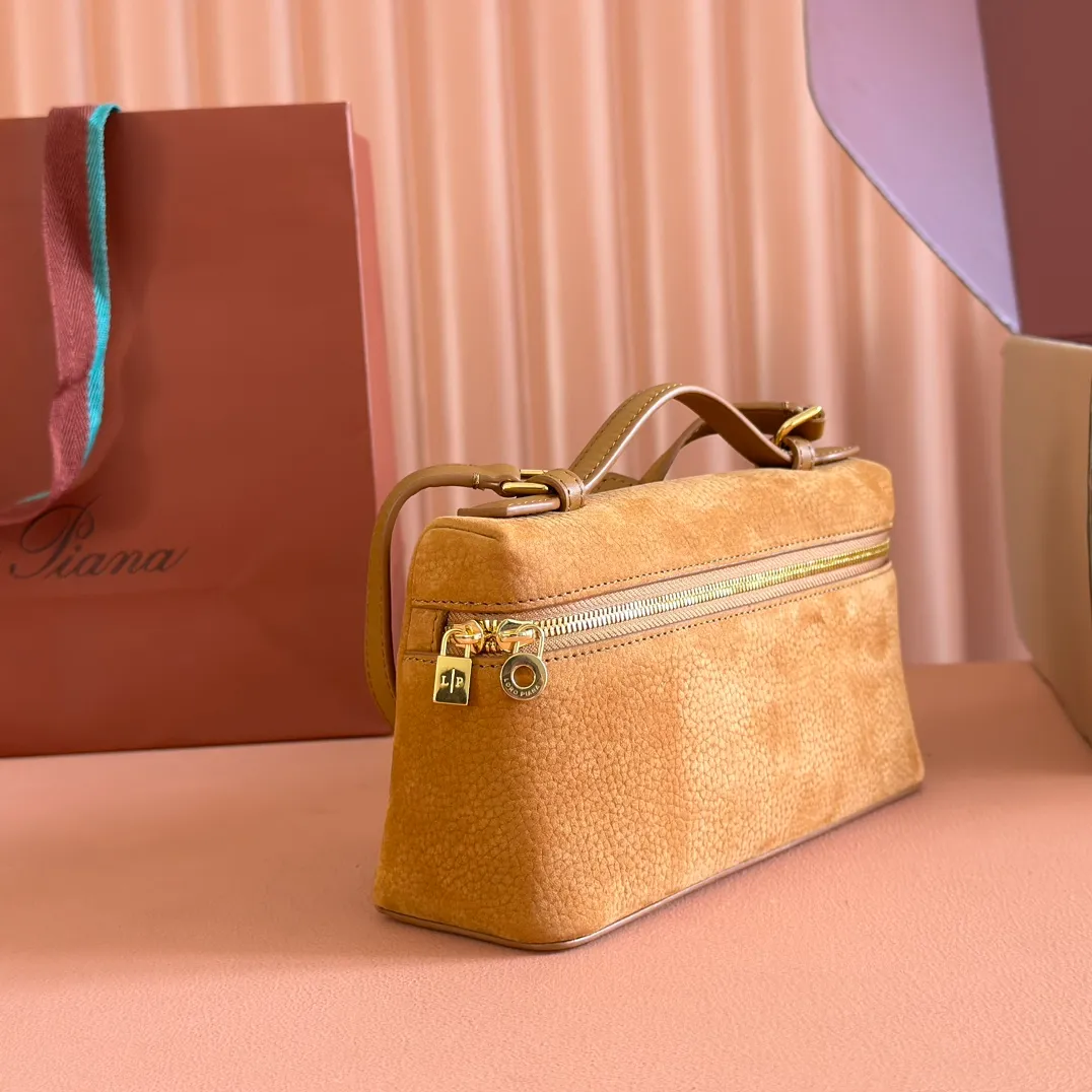 p1160💋💋💋【Original leather configuration counter complete package】 𝐋𝐨𝐫𝐨 𝐏𝐢𝐚𝐧@ Extra pocket L19 series handbag/crossbody bag, all steel deerskin, the most comfortable life is not defined, just like loro The material design of pian@ does not require complicated design styles. The simple and soft outline is elegant and durable, like an exquisite cosmetic case, which perfectly balances appearance and functionality. The leather is delicate and feels as soft as butter. The small bag has a large capacity. It is not only portable with a thin shoulder strap, but can also be worn cross-body. Sisters who have a special liking for minimalist style can buy it. It is simple and versatile. The simpler, the more different. Stars and Instagram celebrities are all planting it. There are two sizes of 19 cm and 27 cm. One is exquisite and casual, and the other is elegant and grand. Size: Small: length 19×width 7×height 12cm (